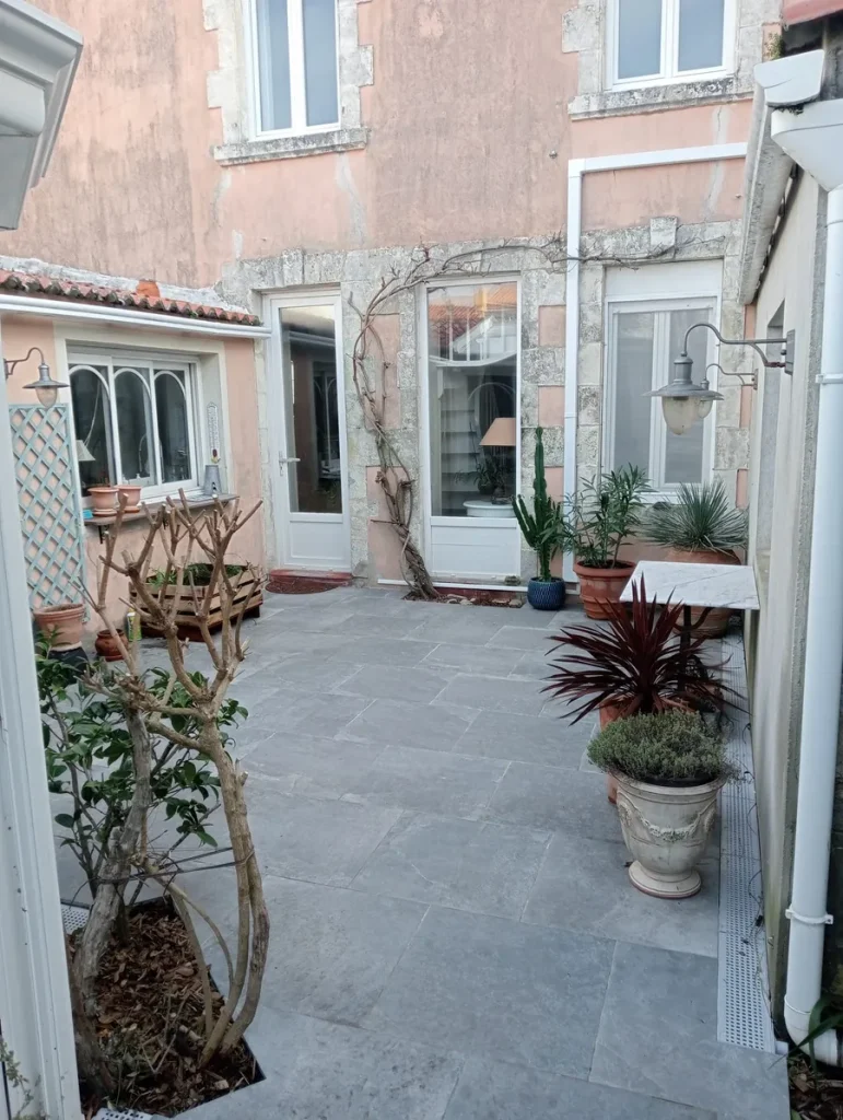 Réalisation d'entretien de jardin par Andromède Jardins, paysagiste à la Roche-sur-Yon