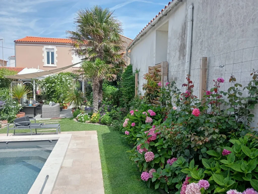 Réalisation d'entretien de jardin par Andromède Jardins, paysagiste à la Roche-sur-Yon
