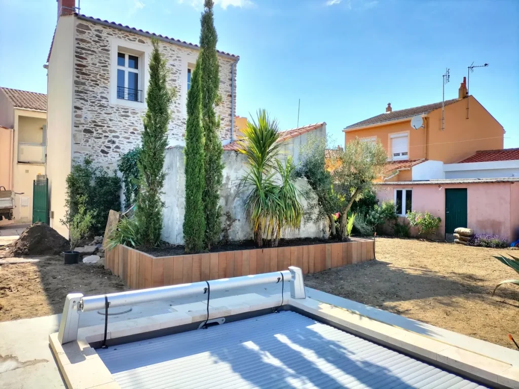 Réalisation de massifs par Andromède Jardins, paysagiste à la Roche-sur-Yon